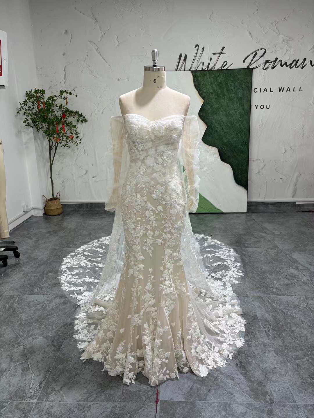 大好評中！咲き誇る透け花レース　マーメイドドレス　シーズル袖　二の腕カバー　短いトレーン　優雅　ウェディングドレス　挙式