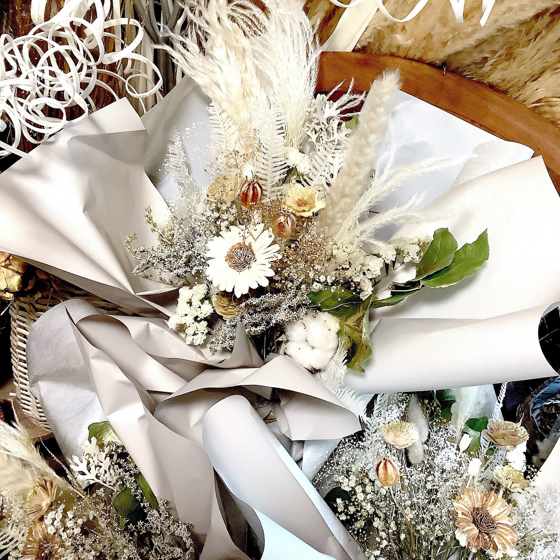 『成人式・卒業式の花束に！』珍しいひまわりホワイト・ブラウンから選べる✳︎枯れない✳︎お洒落エレガントブーケ♡