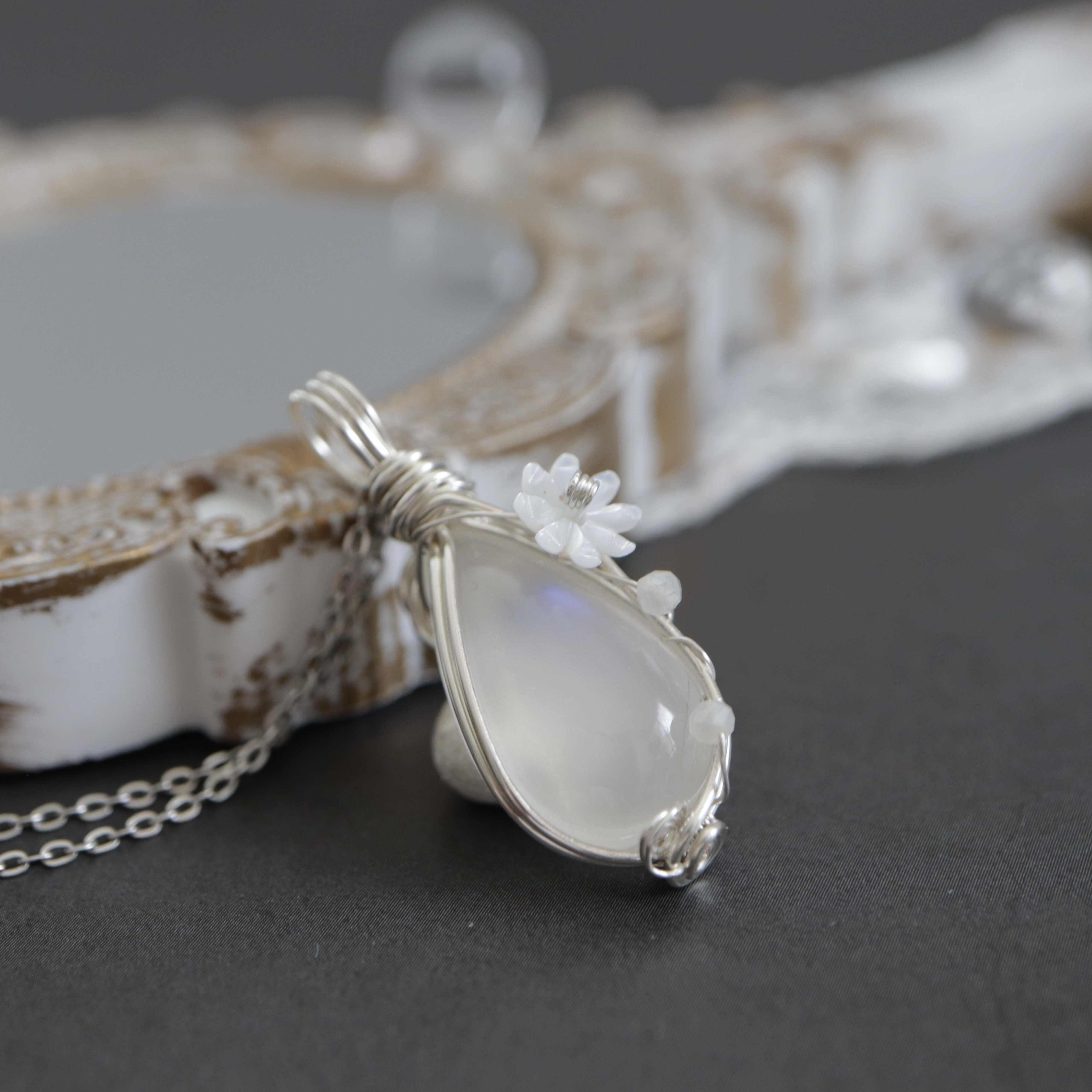 ムーンストーンのペンダント《月の花しずく》｜月光を閉じ込めた静かな輝きの天然石アクセサリー