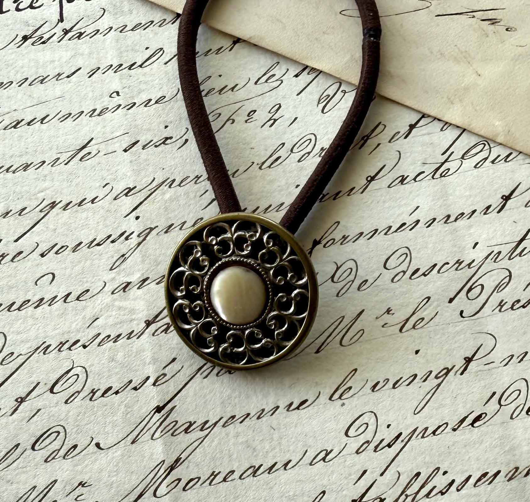 フランスアンティークボタンヘアゴム／真ん中マザーオブパール周り透かし飾りボタン