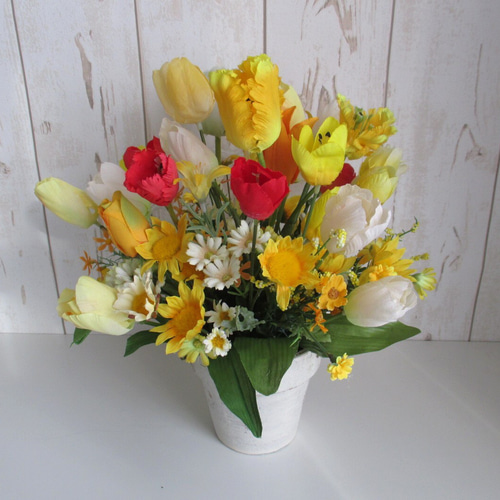 チューリップを愛でる春のアレンジメント m-1777 アートフラワー