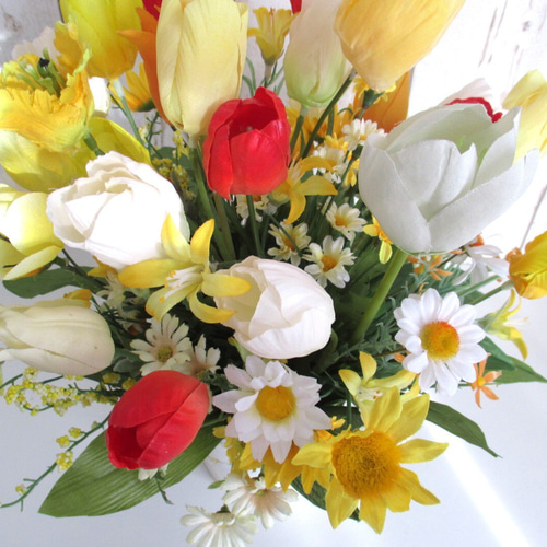 チューリップを愛でる春のアレンジメント m-1777 アートフラワー