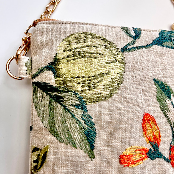 初夏に咲く花 オレンジ刺繍のポシェット 高級イギリス生地　高品質エンブロイダリー　スマホポシェット　スマホポーチ 8枚目の画像