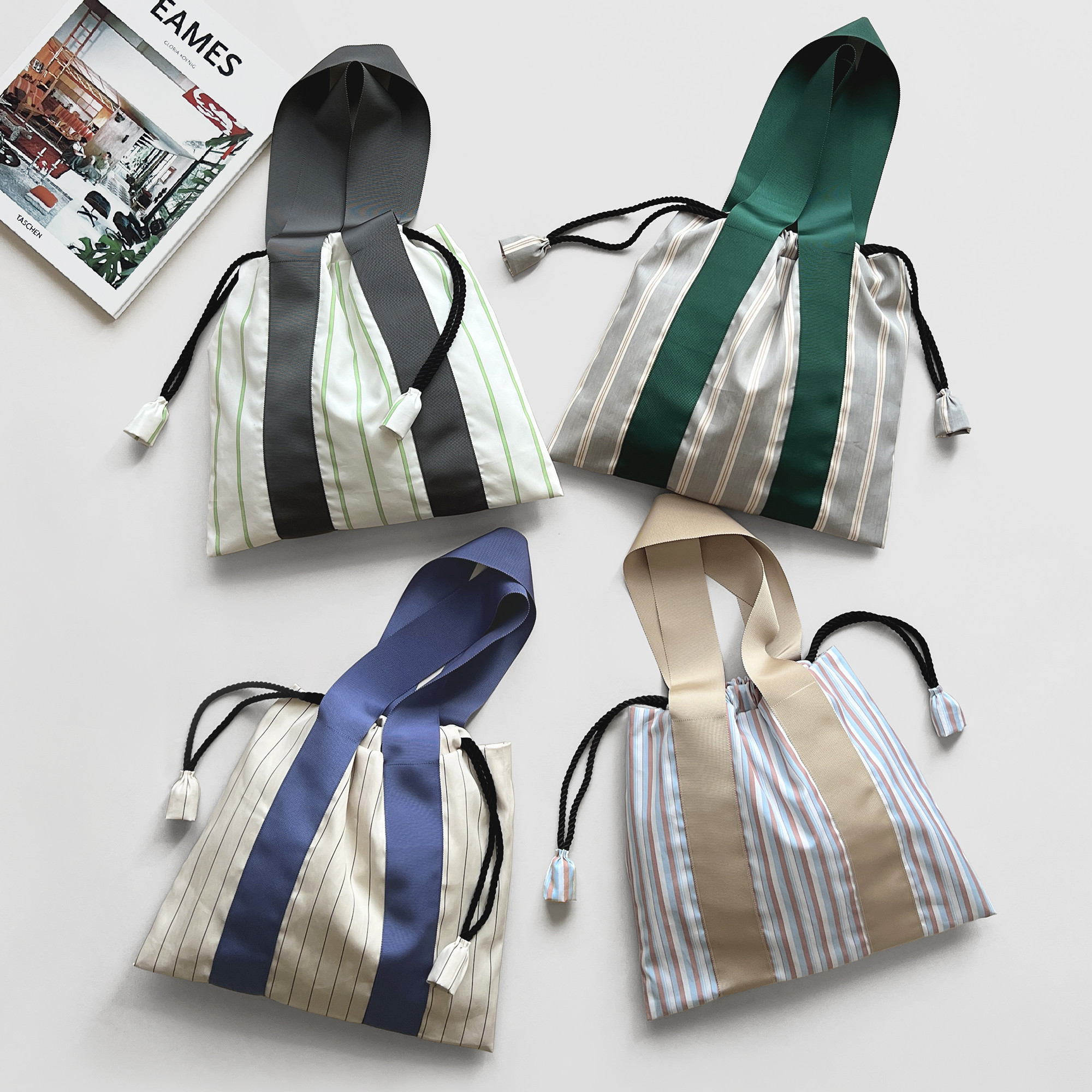 軽やかなストライプ柄が魅力のミディアム巾着バッグ