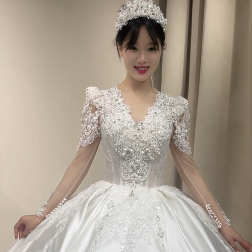 素材感を際立つ キラキラ 白ホワイト フレアスカート 可愛い 光沢