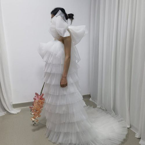 実例写真！ウェディングドレス ベアトップ 姫袖 リボン 柔らかく重ねた  