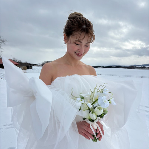 実例写真！ウェディングドレス ベアトップ 姫袖 リボン 柔らかく重ねた  