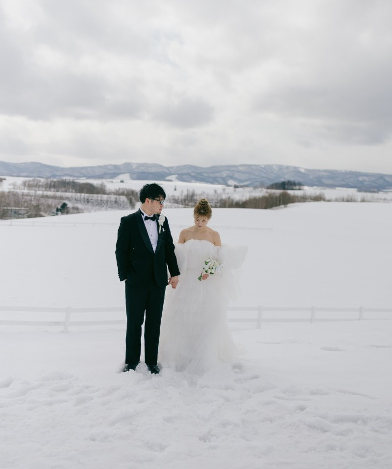 実例写真！ウェディングドレス ベアトップ 姫袖 リボン 柔らかく重ねたチュールスカート 可愛い オフホワイト