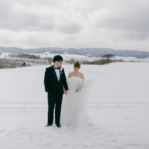 実例写真！ウェディングドレス ベアトップ 姫袖 リボン 柔らかく重ねた  