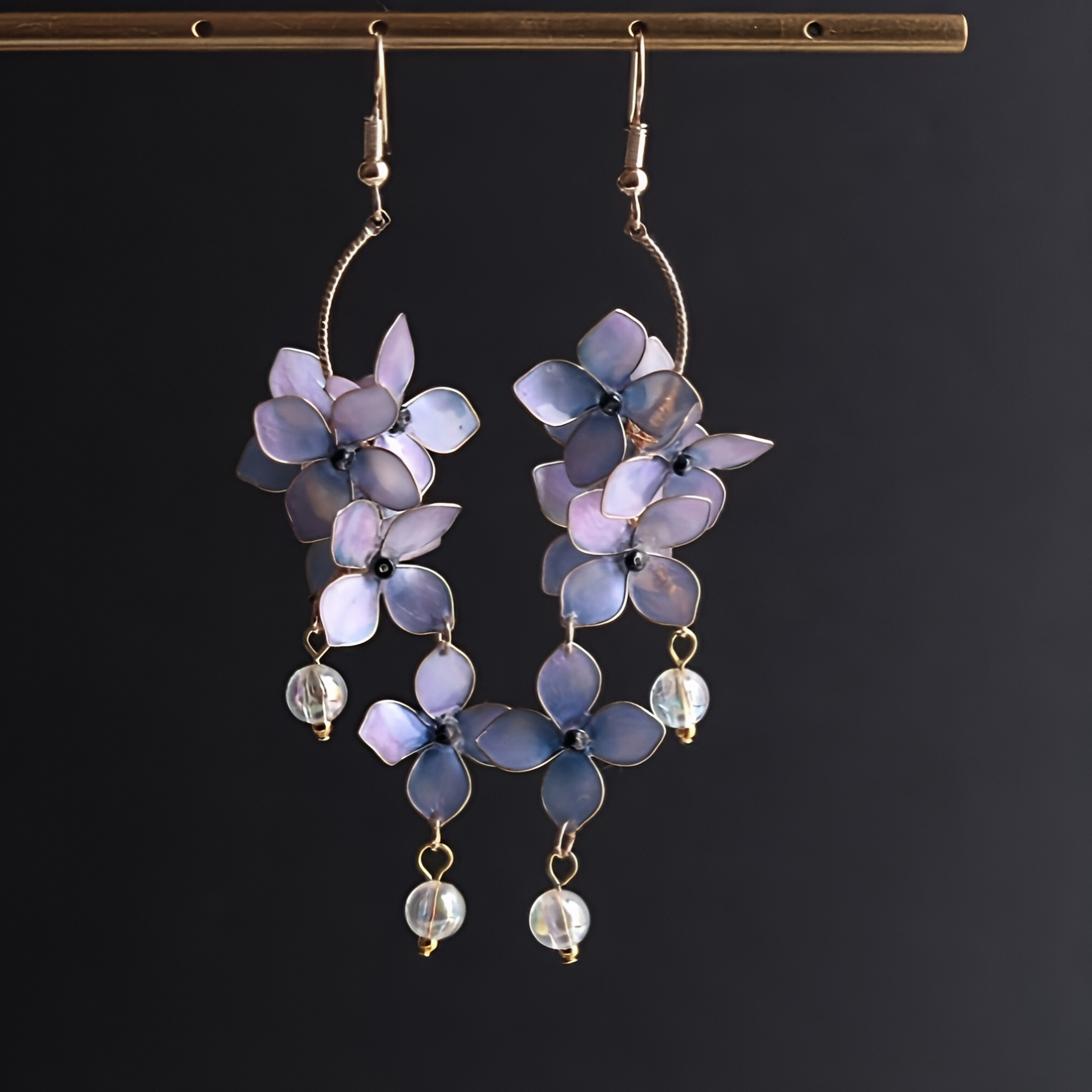 紫陽花とキラリと輝く雨粒のピアス/イヤリング　うるツヤ/ゆれる/ロング/浴衣/夏祭り/夏の花/梅雨/夏の誕生花2025