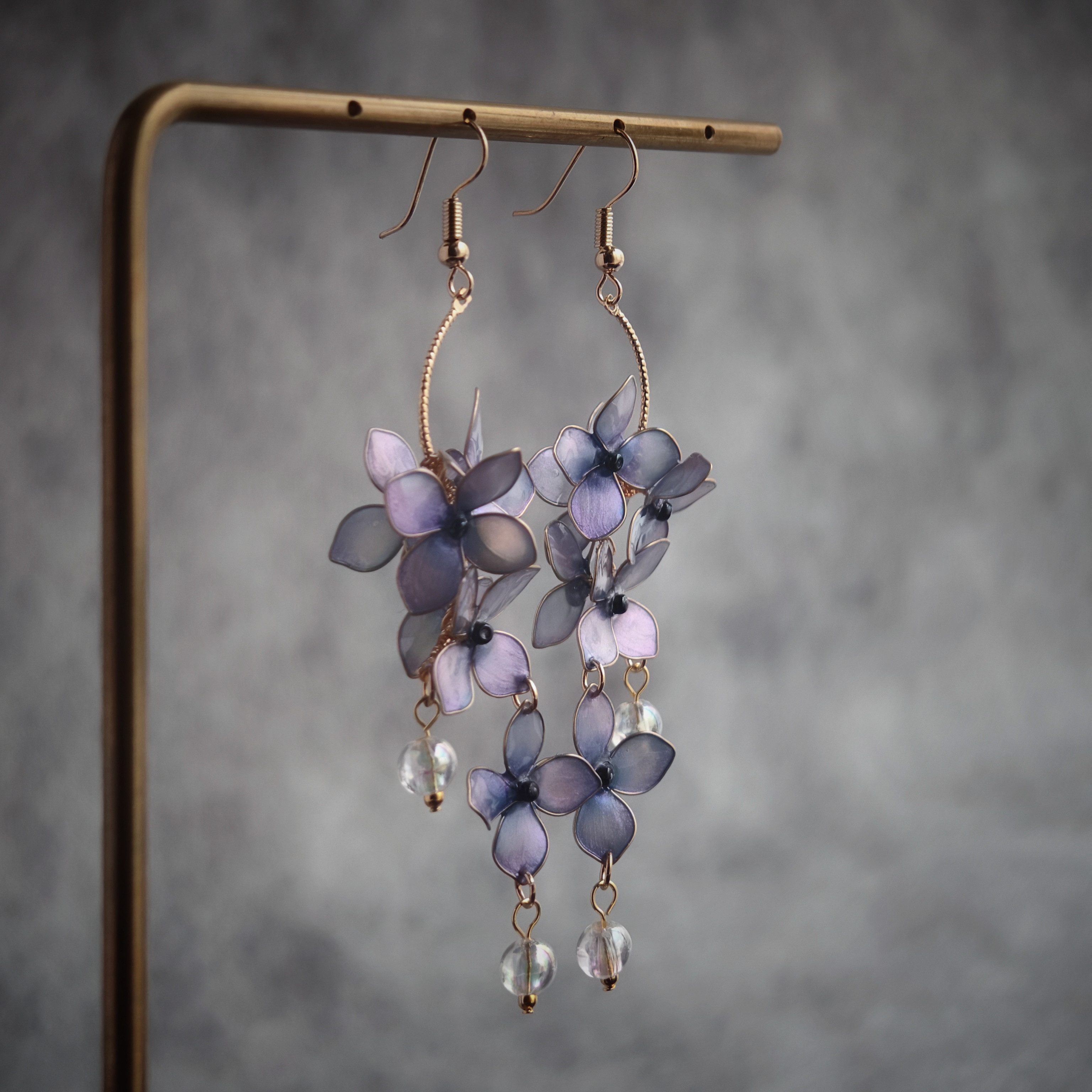 紫陽花とキラリと輝く雨粒のピアス/イヤリング　うるツヤ/ゆれる/ロング/浴衣/夏祭り/夏の花/梅雨/夏の誕生花2025