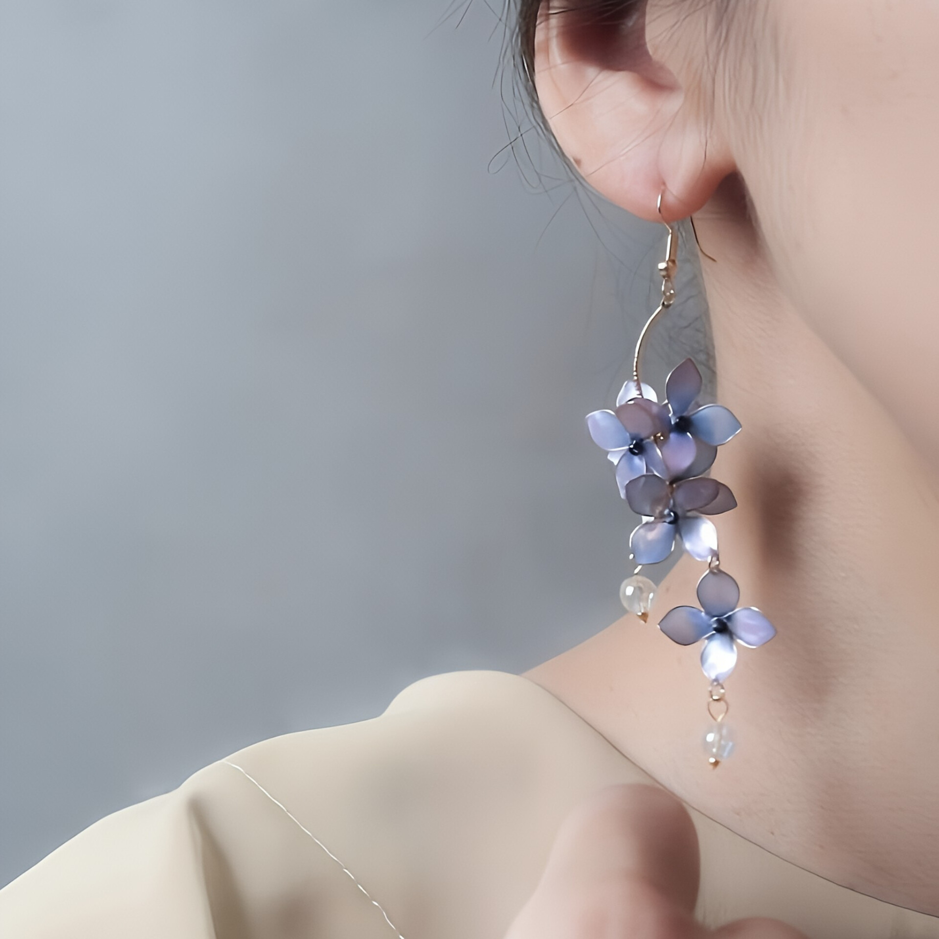 紫陽花とキラリと輝く雨粒のピアス/イヤリング　うるツヤ/ゆれる/ロング/浴衣/夏祭り/夏の花/梅雨/夏の誕生花2025