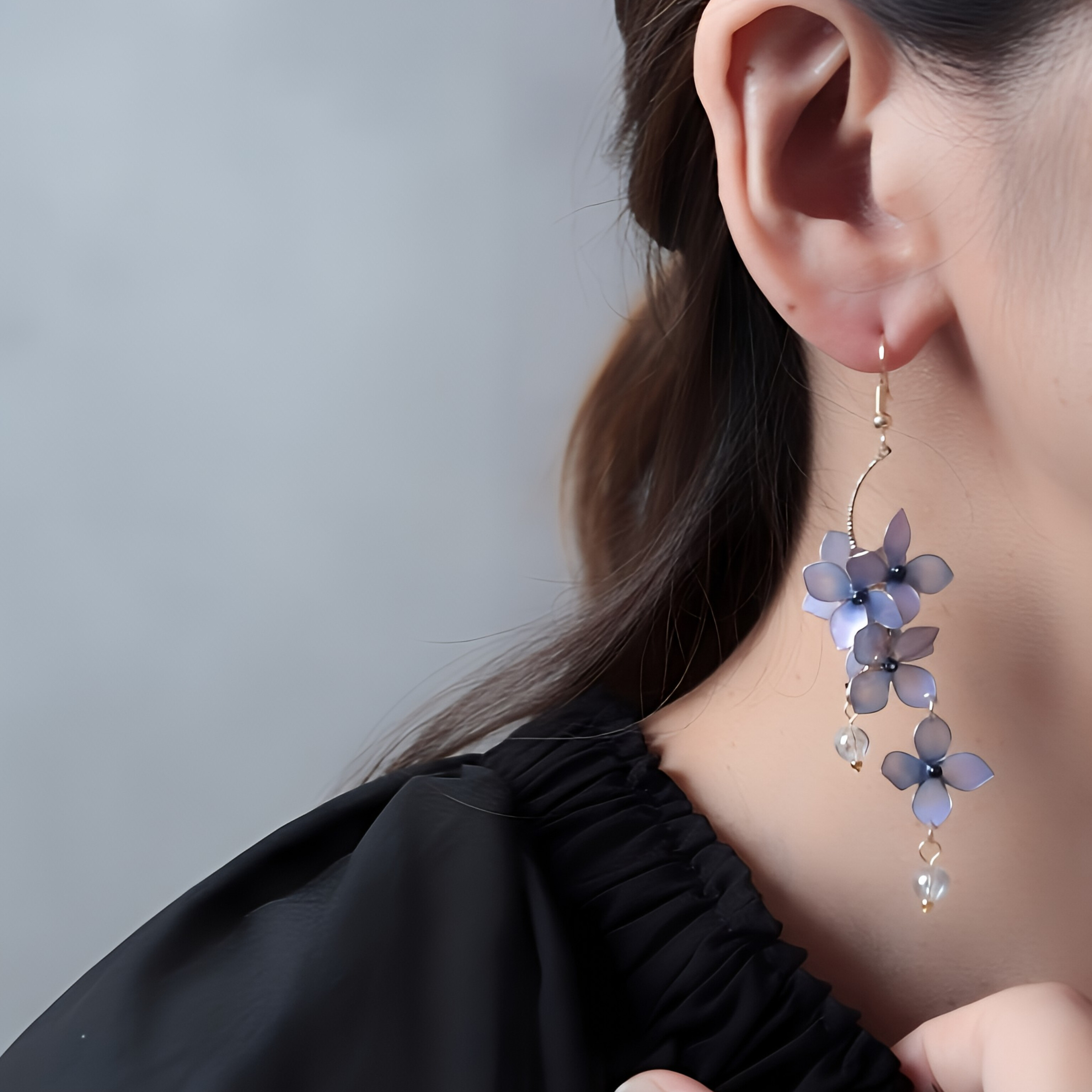 紫陽花とキラリと輝く雨粒のピアス/イヤリング　うるツヤ/ゆれる/ロング/浴衣/夏祭り/夏の花/梅雨/夏の誕生花2025