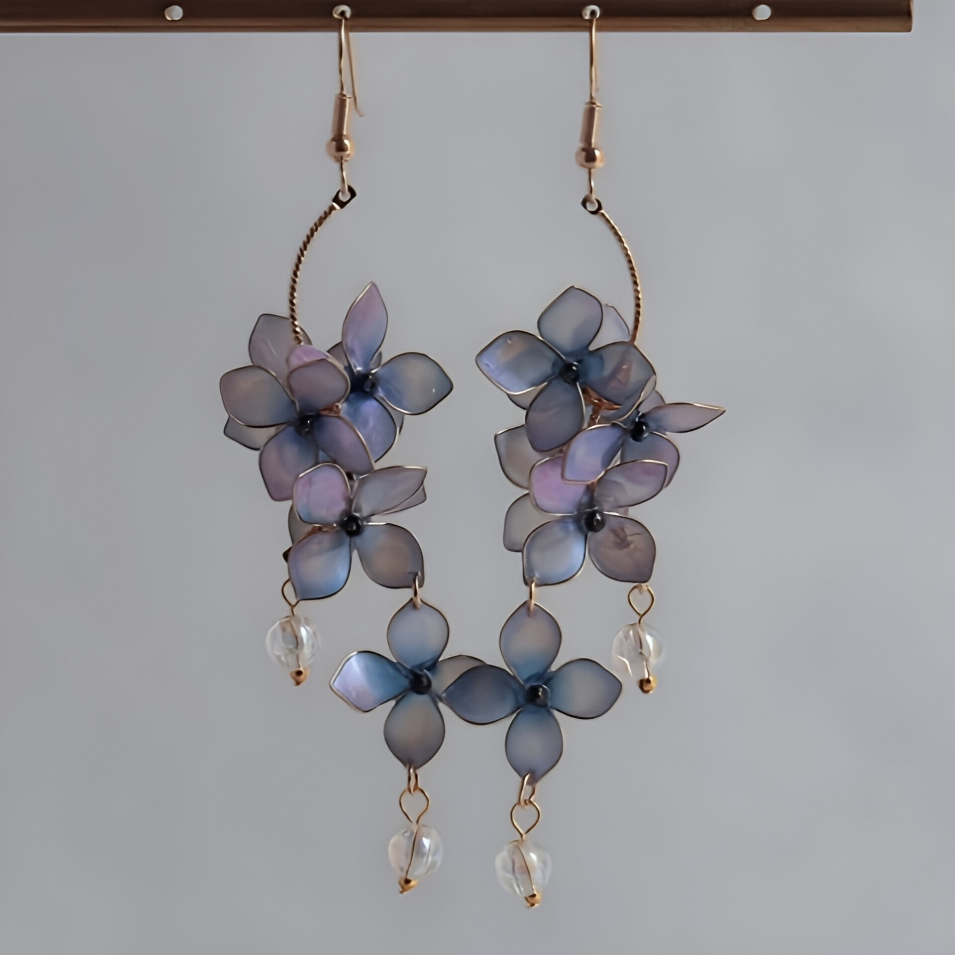 紫陽花とキラリと輝く雨粒のピアス/イヤリング　うるツヤ/ゆれる/ロング/浴衣/夏祭り/夏の花/梅雨/夏の誕生花2025