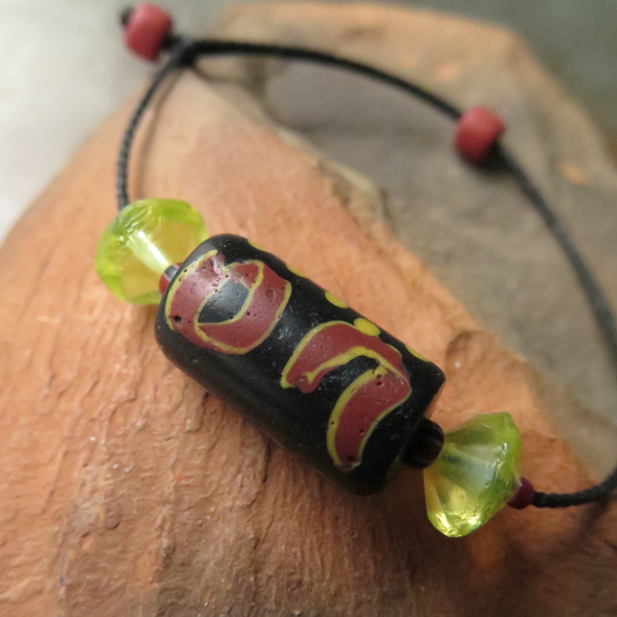 アンティーク　ファンシー　黒　＋　ウランガラス　＆　グリーンハーツ　ブレスレット　百世 momotose（西） 12,000円