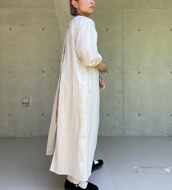 【新作】綿麻の割烹着 – ロング丈　エプロンワンピース　3色　ホワイト　キナリ　ブラック 3枚目の画像