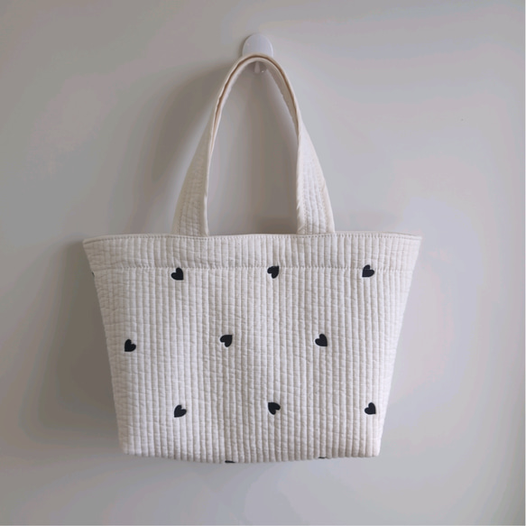 ✱受注制作✱ヌビバッグ Lサイズ /ヌビトートバッグ/ ランチトート /生成り×ブラックハート刺繍 1枚目の画像