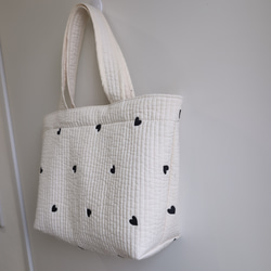 ✱受注制作✱ヌビバッグ Lサイズ /ヌビトートバッグ/ ランチトート /生成り×ブラックハート刺繍 2枚目の画像
