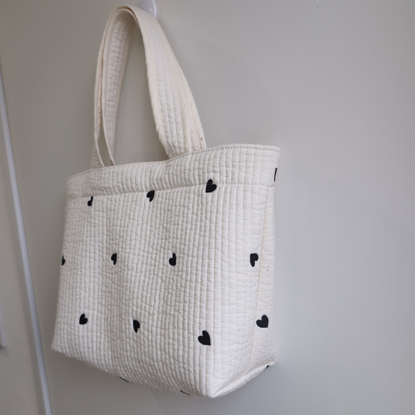 ✱受注制作✱ヌビバッグ Lサイズ /ヌビトートバッグ/ ランチトート /生成り×ブラックハート刺繍 2枚目の画像