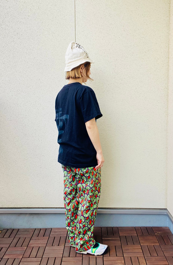 ゆったりタックワイドパンツ アフリカン風プリント 羽モチーフ/グリーン 2枚目の画像