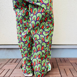 ゆったりタックワイドパンツ アフリカン風プリント 羽モチーフ/グリーン 3枚目の画像