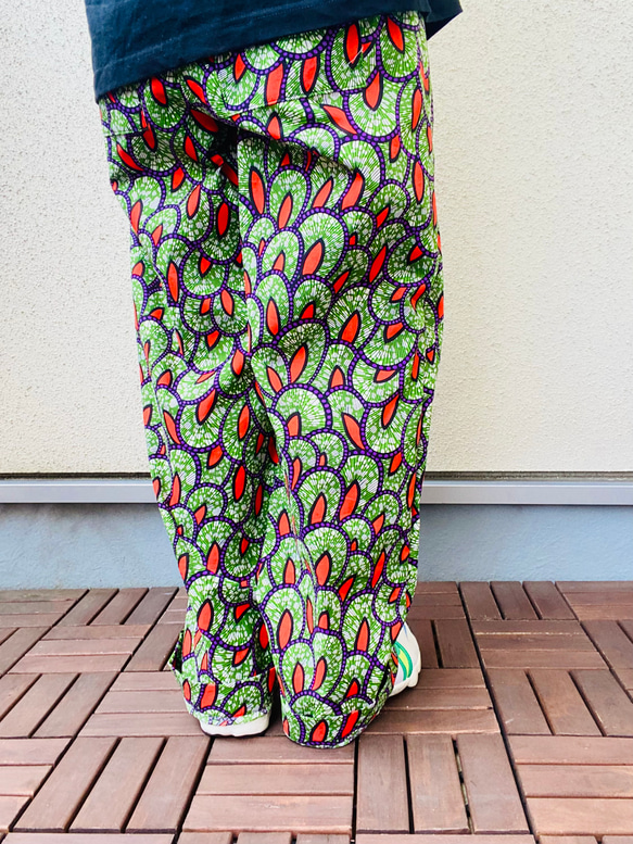 ゆったりタックワイドパンツ アフリカン風プリント 羽モチーフ/グリーン 3枚目の画像