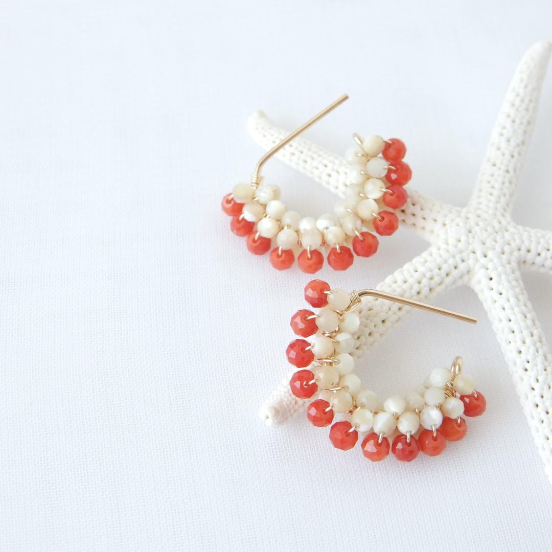 〖フープ〗レッドコーラル・マザーオブパール（ベージュ）ピアス14kgf【1736】