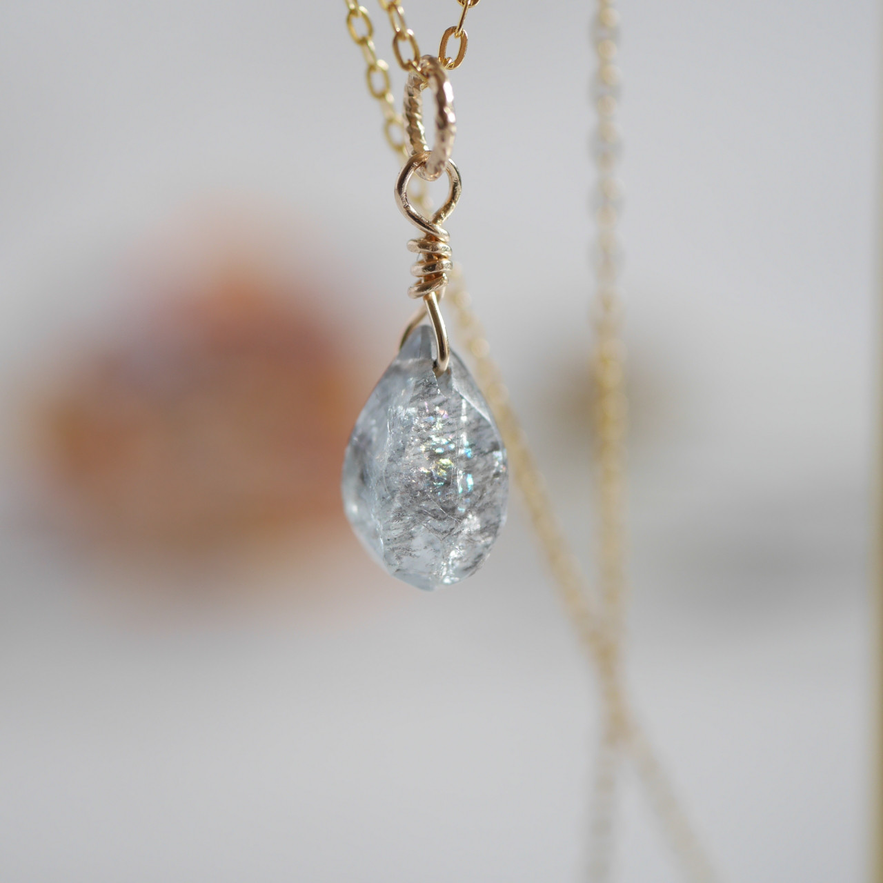 インクルージョンの煌めきが美しいモスアクアマリンのネックレスNo4