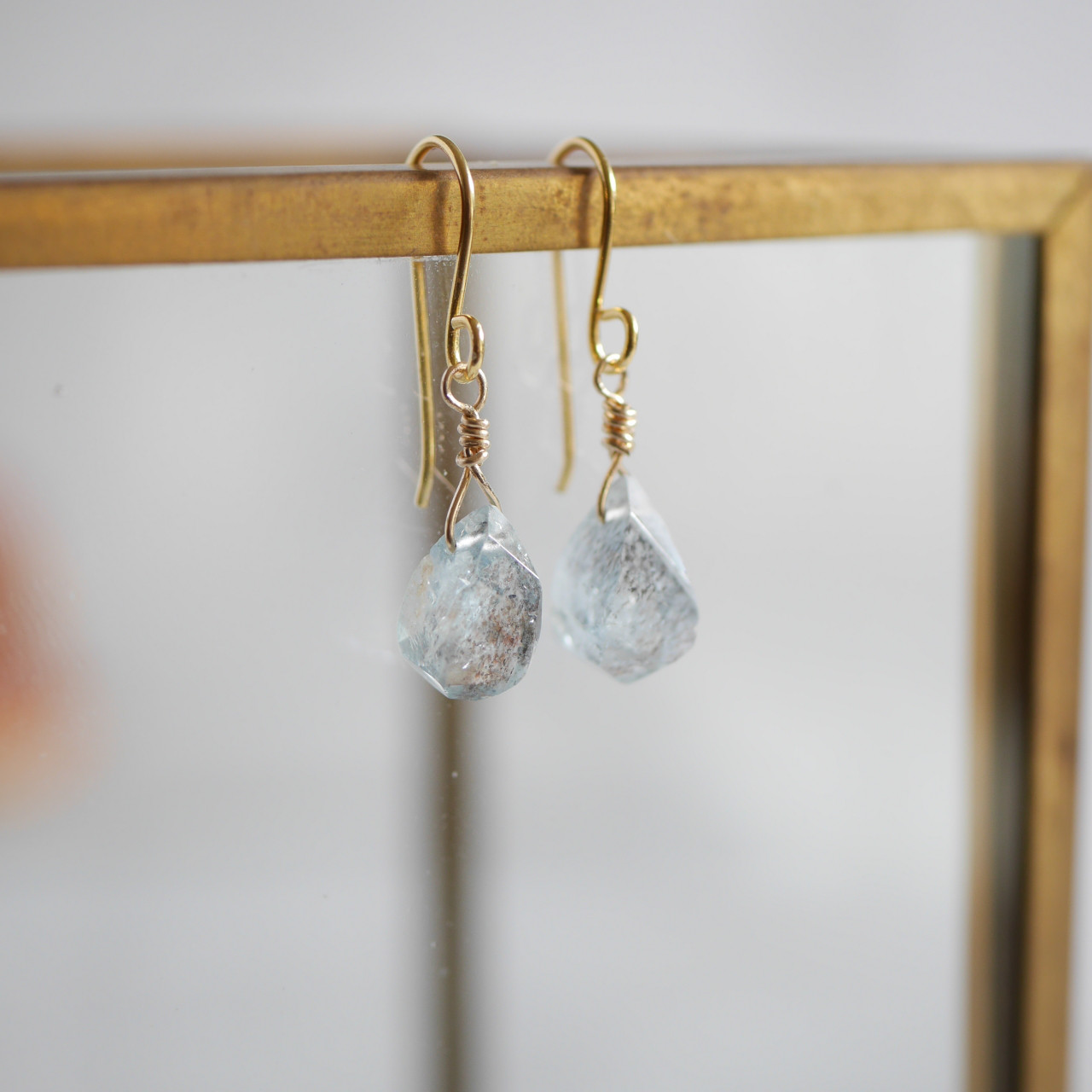 インクルージョンの煌めきが美しいモスアクアマリンのピアス　NO4