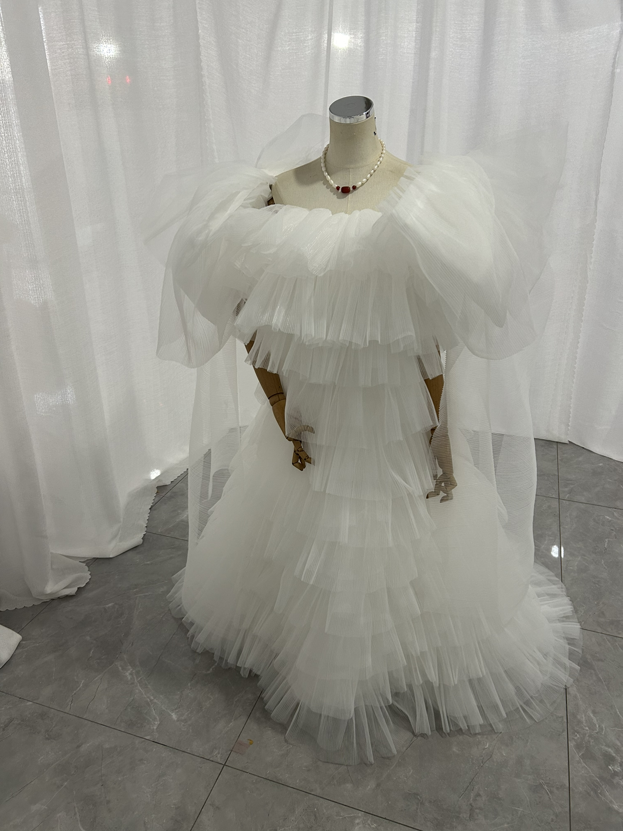 人気上昇！ウエディングドレス ベアトップ 姫袖 ボリュームドレス ふわふわチュールドレス 妊婦ドレス 前撮り/挙式