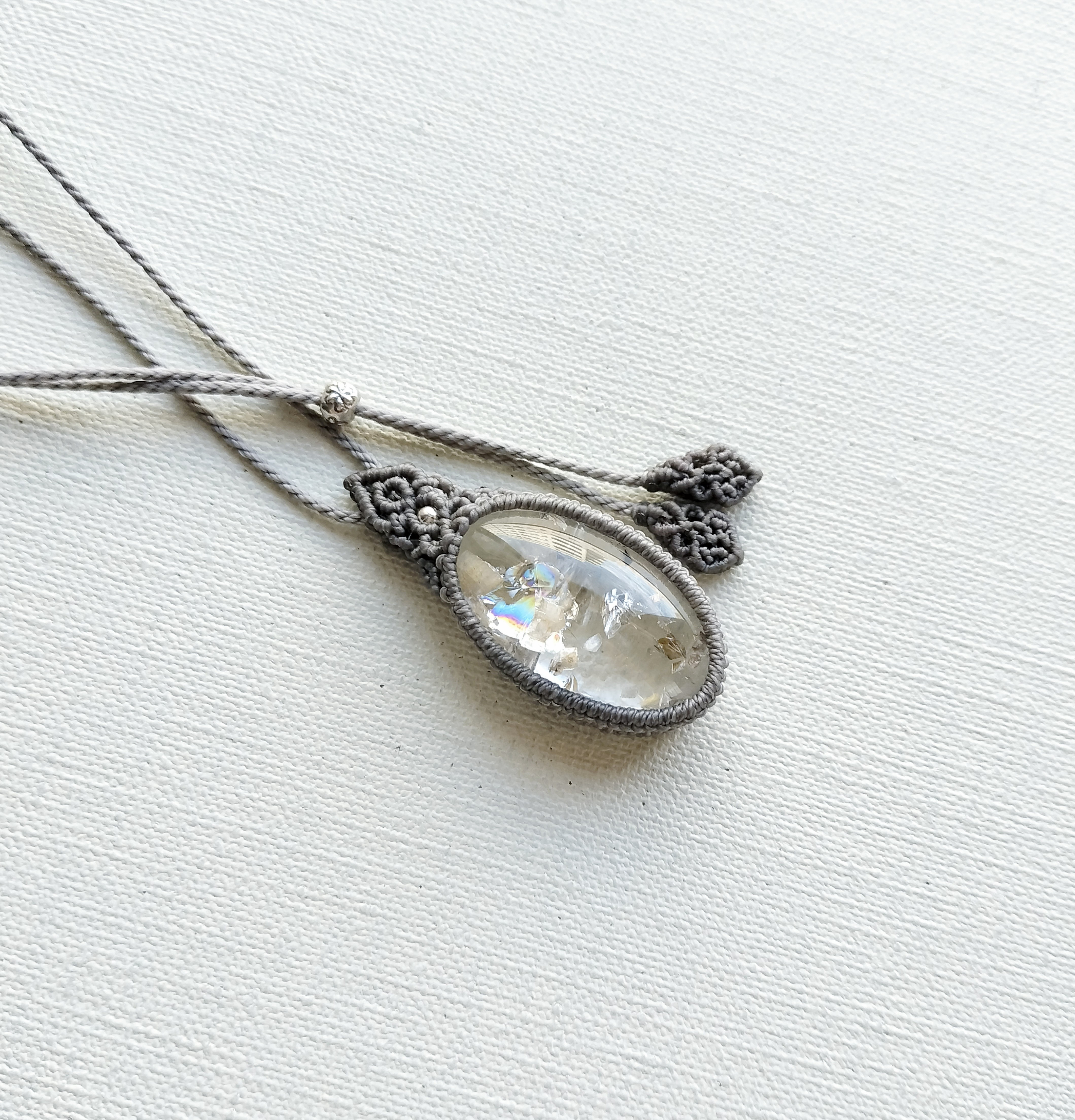 虹入り水晶・マクラメペンダント