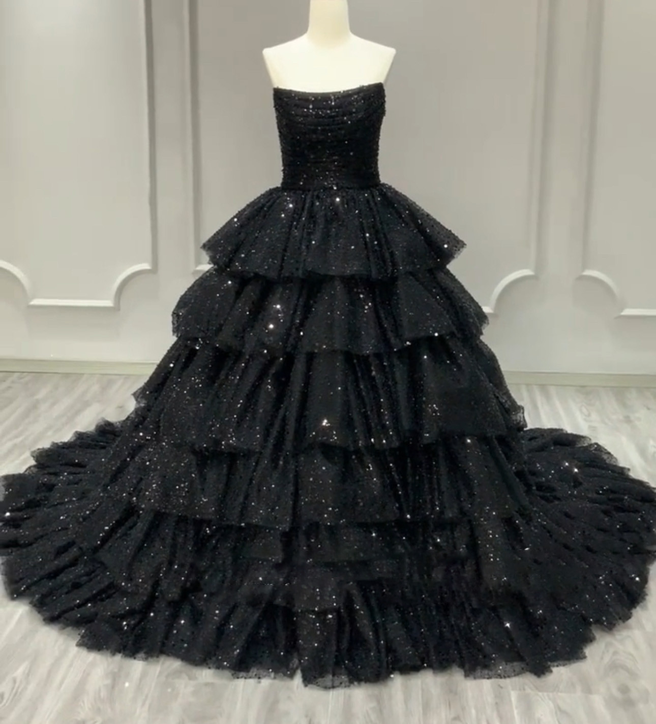 華やかな　編み上げ　カッコいいカラードレス　チューブトップ　袖無し　キラキラ　グッリター　黒　編み上げ　多層チュール挙式