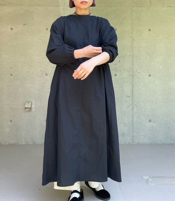 【新作】綿麻の割烹着 – ロング丈　エプロンワンピース　3色　ホワイト　キナリ　ブラック 2枚目の画像