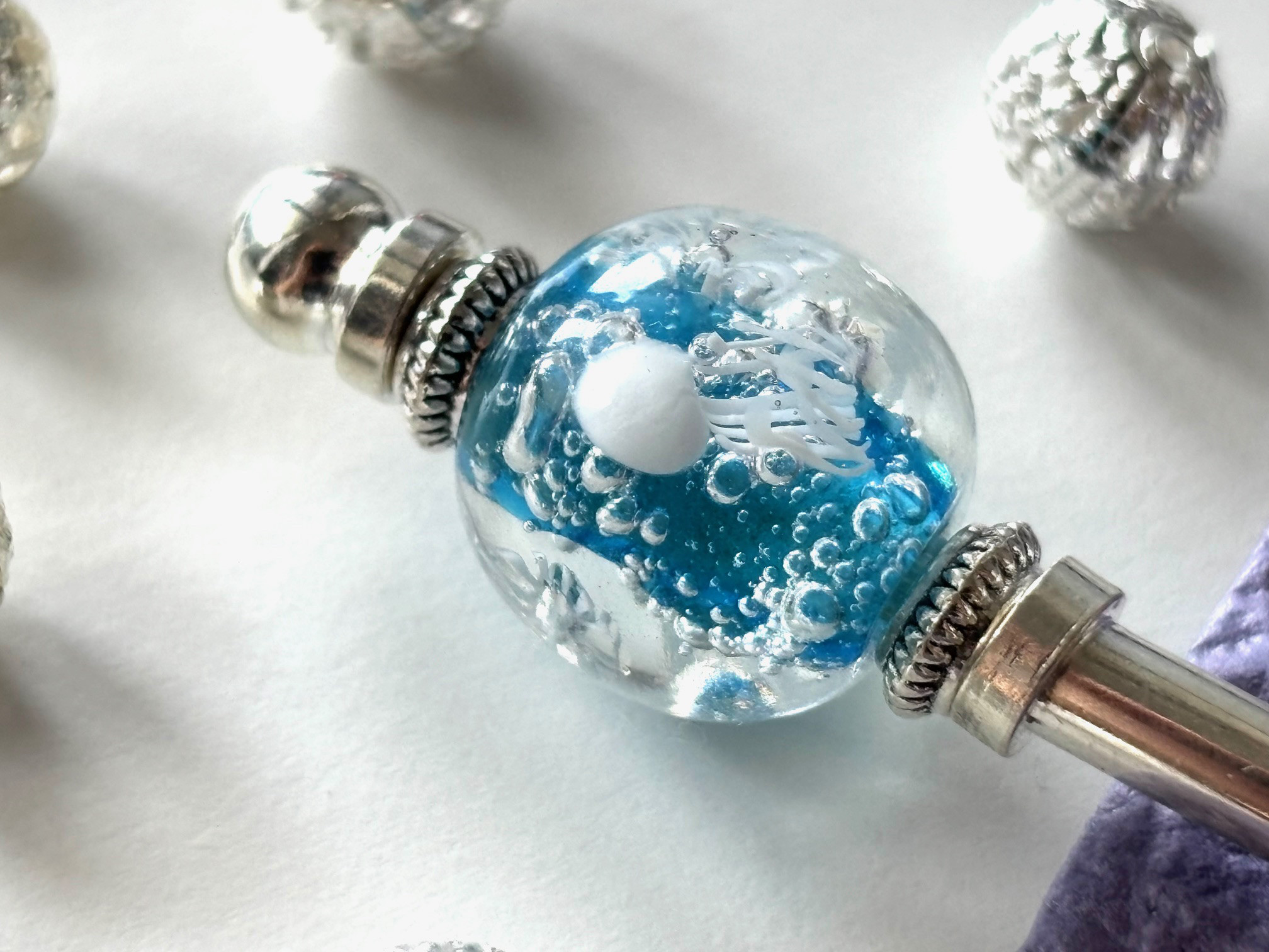 かんざし　水色のクラゲのとんぼ玉　一本挿し　一本簪　涼しげ　夏　ブルー　青　ガラス　蜻蛉玉　トンボ玉