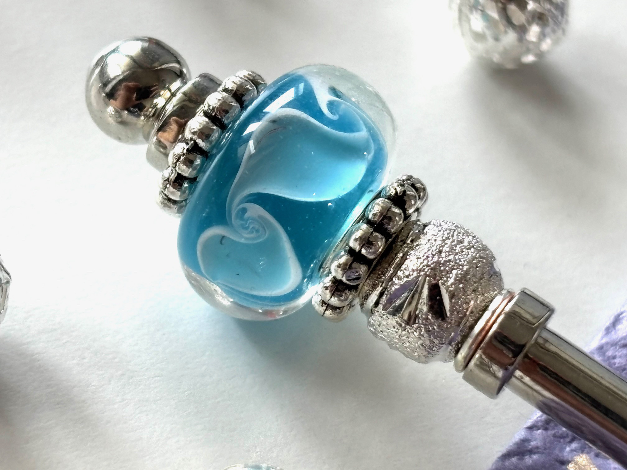 かんざし　水色のリーフ模様のとんぼ玉　一本挿し　一本簪　涼しげ　夏　青　ブルー　シルバー