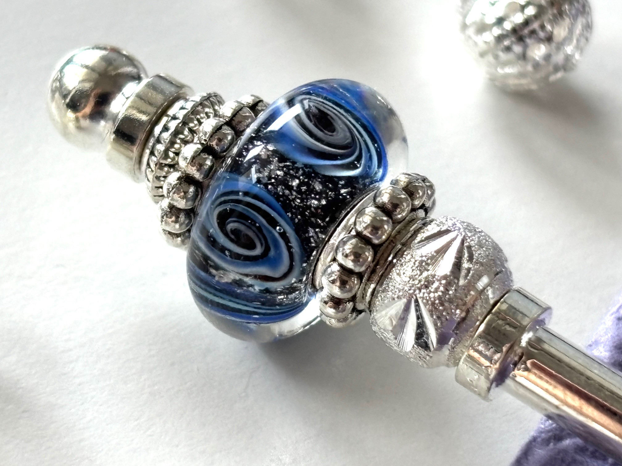 かんざし　星雲の様な渦巻き模様のとんぼ玉　一本挿し　一本簪　涼しげ　夏　青　ブルー　シルバー　紺色　黒　ブラック