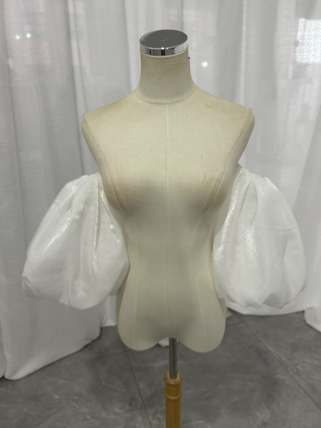 上質扬州纱オフホワイト   取り外し袖のみ ショルダーの付け袖 パフスリーブ 色オーダー可能 二の腕