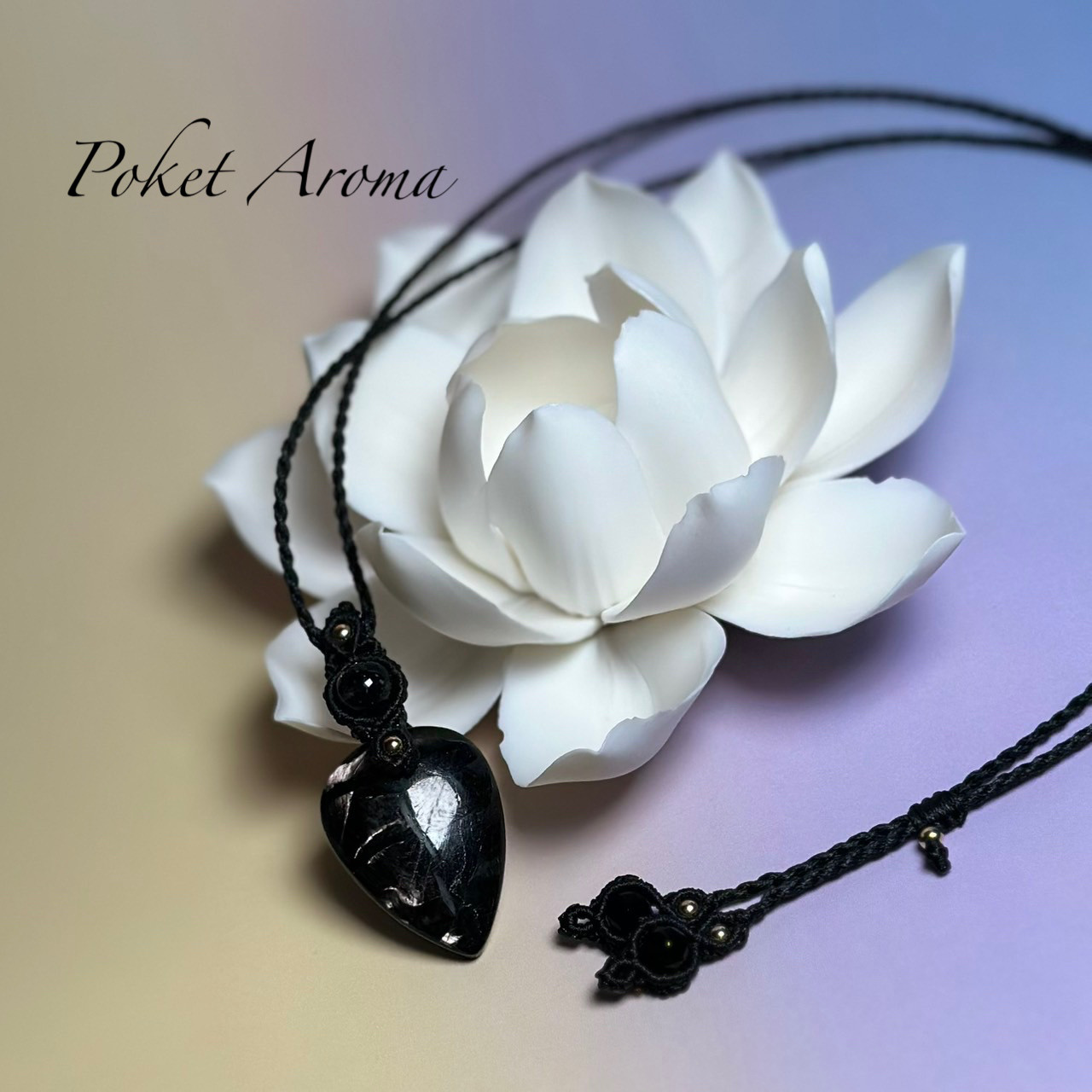 『漆黒』ハイパーシーンとブルーブラックルチルクォーツのマクラメペンダントネックレス