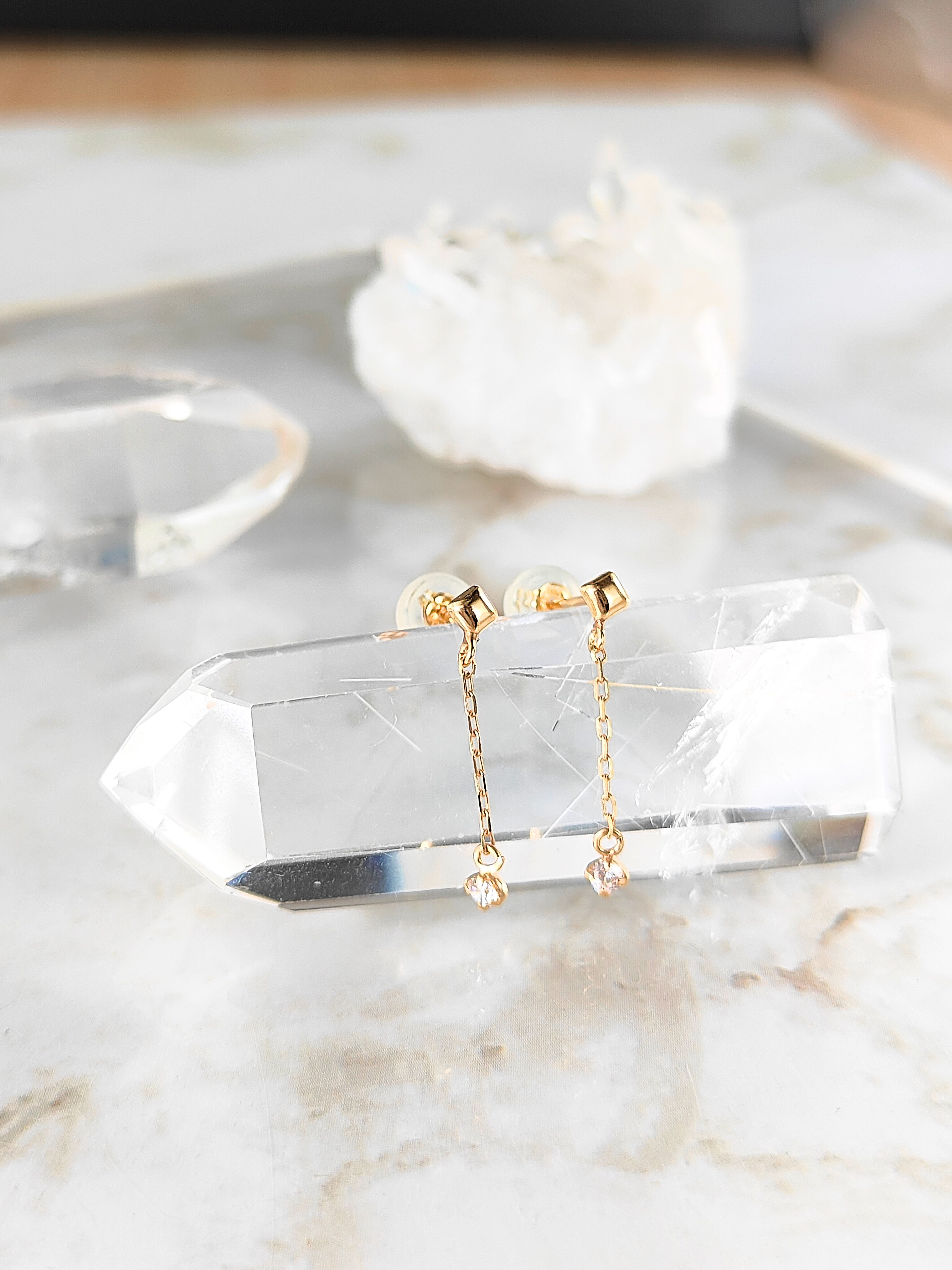 【K18】ダイヤ形×キュービックジルコニアのスウィングピアス