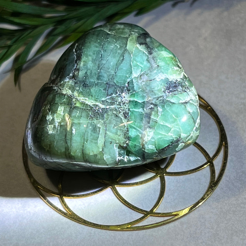 黒雲母共生 エメラルド 原石 タンブル 緑柱石 その他置物 東洋占星術師