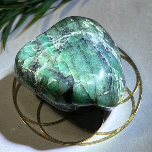 黒雲母共生 エメラルド 原石 タンブル 緑柱石 その他置物 東洋占星術師