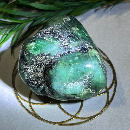 黒雲母共生 エメラルド 原石 タンブル 緑柱石 その他置物 東洋占星術師