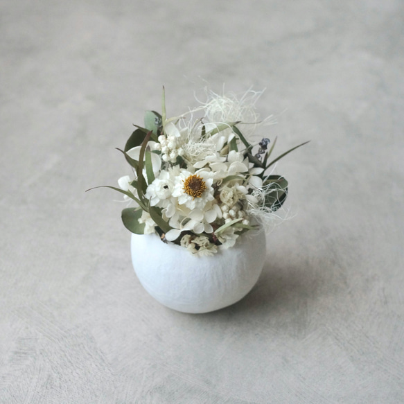 小さなお仏壇にも 心ほどける白い小花の供え花 プリザーブドフラワー