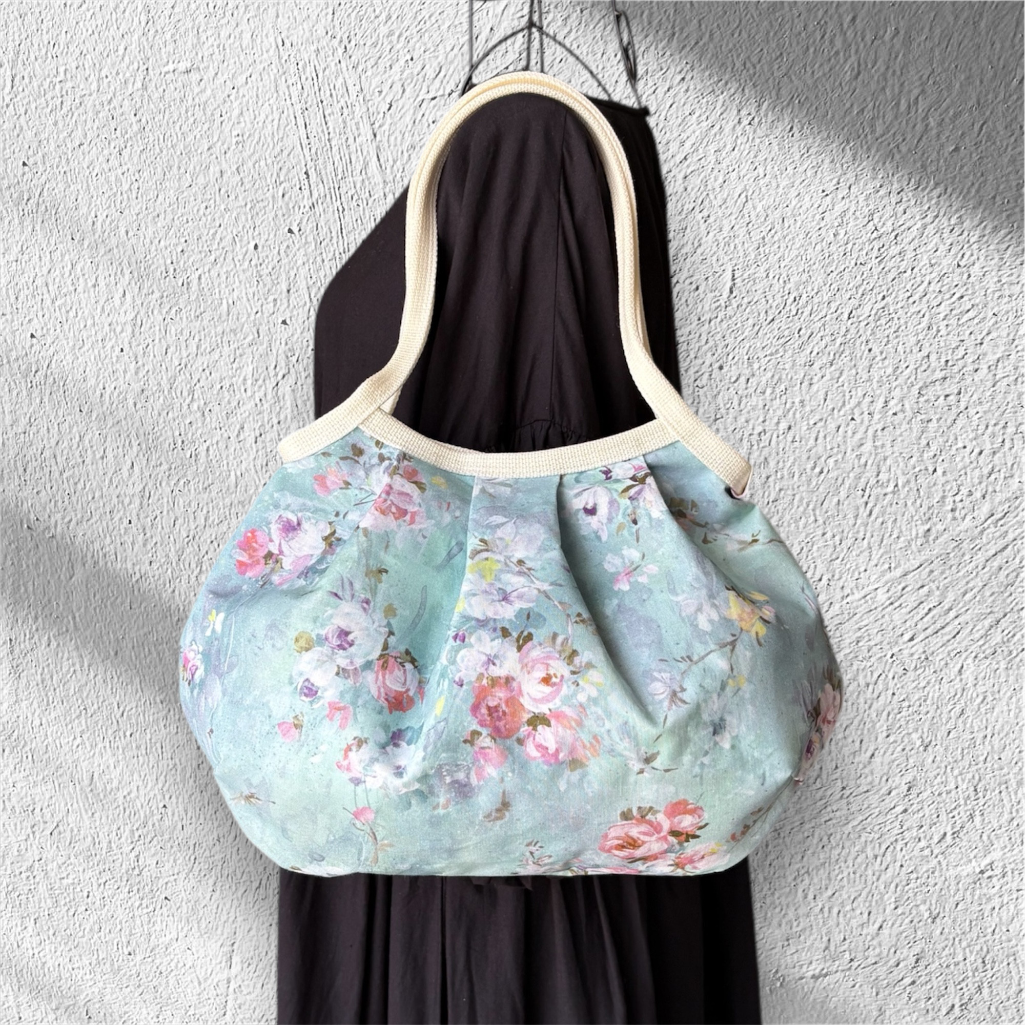 コロンと可愛いショルダーグラニーバッグ　美しいミニローズ柄  サックスブルー  ◎選べる2サイズ