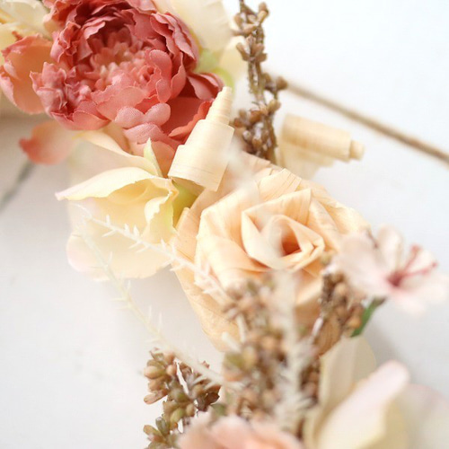 ヒノキ香る】かんなくずのバラと造花のリース 木のぬくもり 直送ok