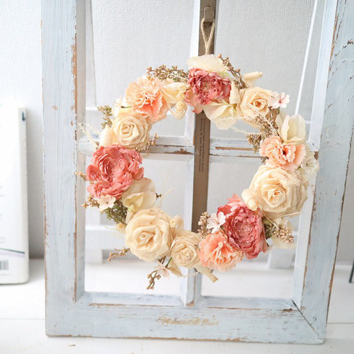 ヒノキ香る】かんなくずのバラと造花のリース 木のぬくもり 直送ok