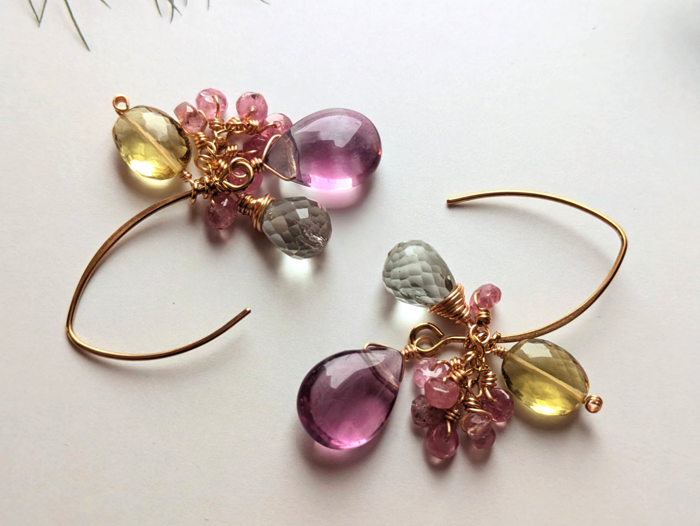 華やかお守りピアス