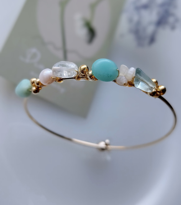 1点物》天然石バングル 涼しげ 夏 大人のアクセサリー アマゾナイト