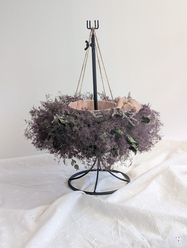 ふわふわスカートのようなドライフラワーリース　　スモークツリーのフライングリース　　置き型リース