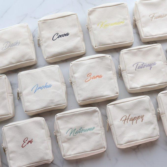 【筆記体-Basic】名入れ スクエアポーチ┃くすみカラー ペールカラー 名前入り刺繍 1枚目の画像